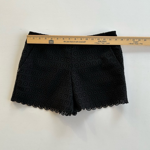 Trina Turk Eyelet Lace Appliqué Scalloped Shorts Black
Pockets Women's Size 2 - Picture 3 of 12
